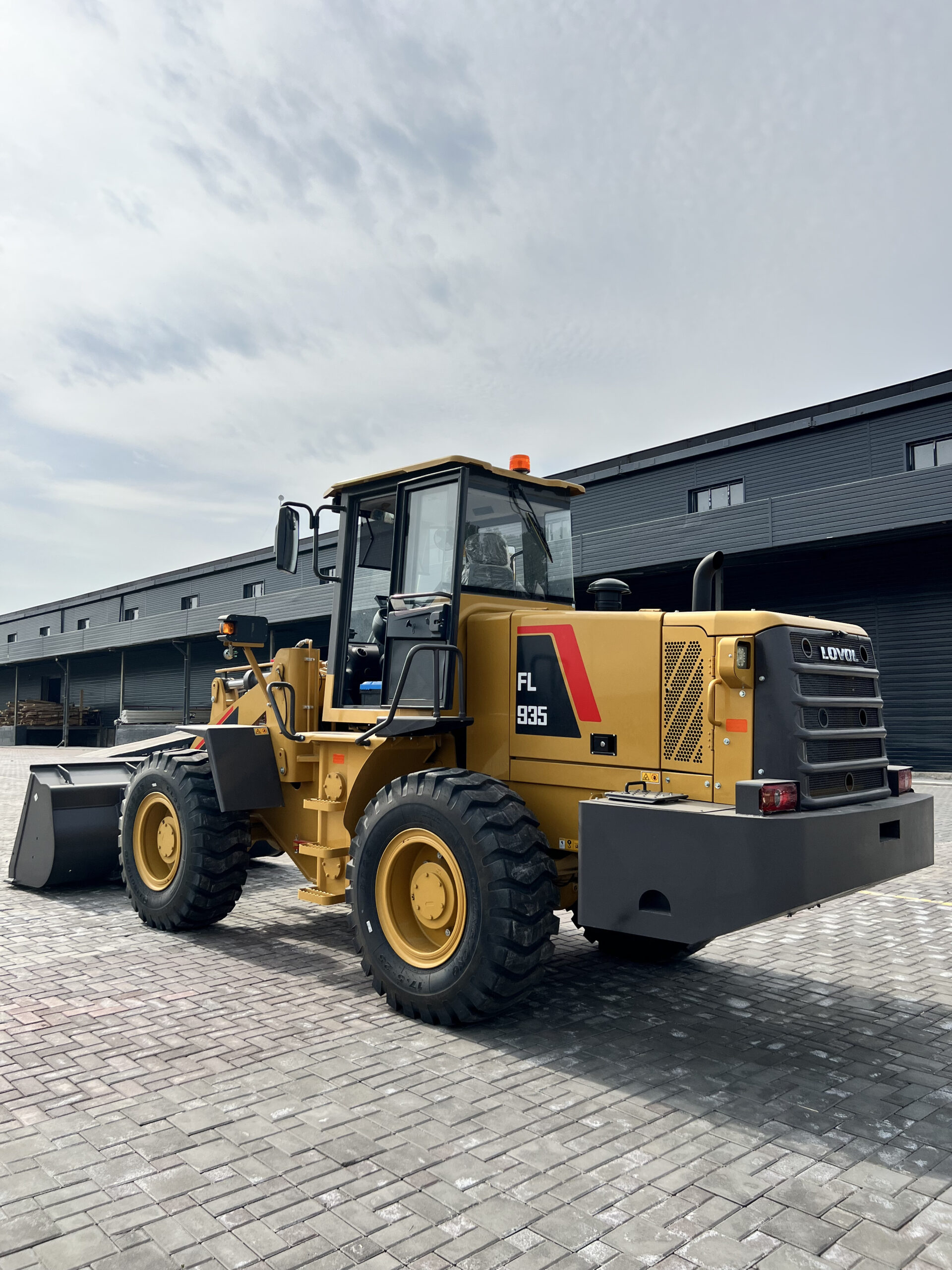 Фронтальный погрузчик FL935