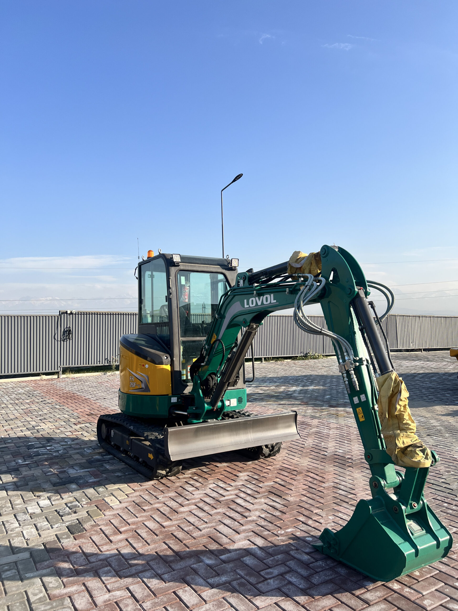 Мини-экскаватор FR26F-u